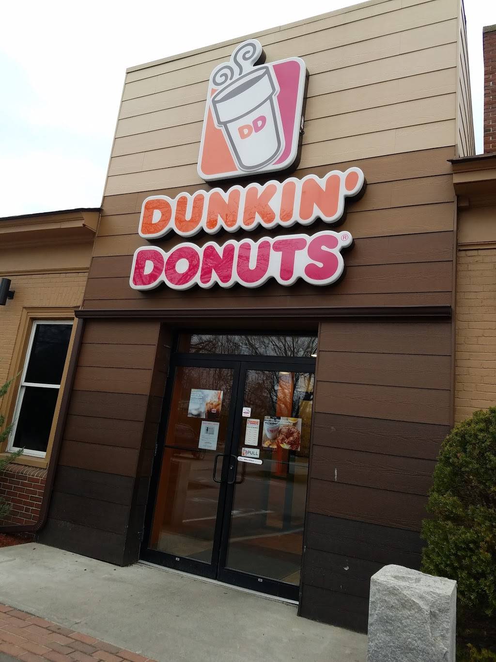 Dunkin | bakery | 22 Western Ave, Augusta, ME 04330, USA | 2076212547 OR +1 207-621-2547