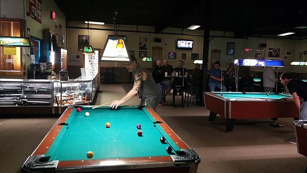Riverbend Billiards & Grill | restaurant | 909 E Broadway, Alton, IL 62002, USA | 6184624435 OR +1 618-462-4435