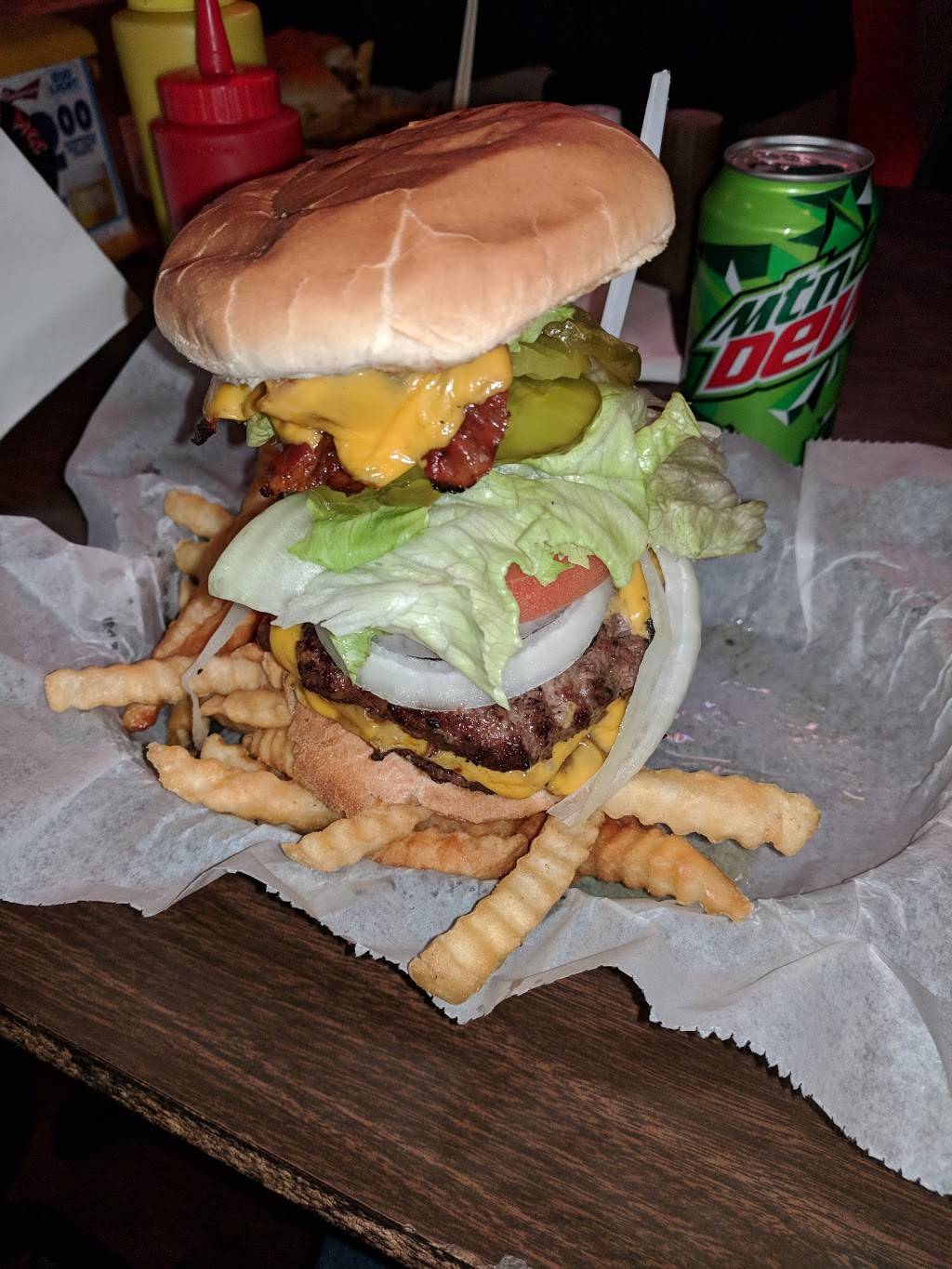 Leamens Bar & Grill | restaurant | 209 N State St, Geneseo, IL 61254, USA | 3099446555 OR +1 309-944-6555