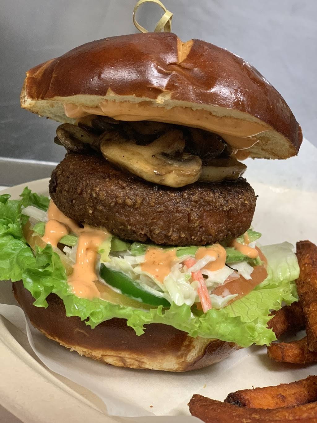 Burgerama Gourmet Burgers | restaurant | 5424 Laurel Canyon Blvd, Valley Village, CA 91607, USA | 8188213460 OR +1 818-821-3460