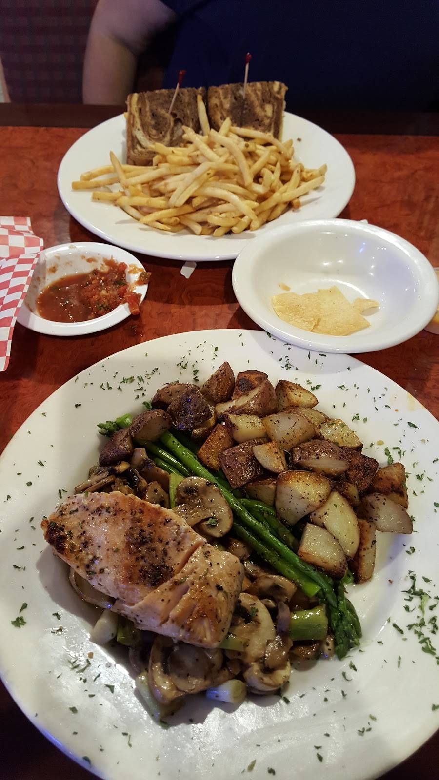 Mr Ms Hot Wings and Things | restaurant | 886 N Garfield Ave, Montebello, CA 90640, USA | 3234771345 OR +1 323-477-1345