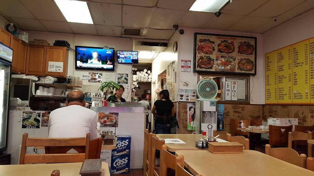 Moms House | restaurant | 3126 W 8th St, Los Angeles, CA 90012, USA | 2134808625 OR +1 213-480-8625