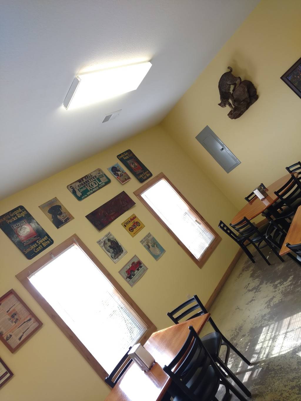 BBQ Hut | restaurant | 1940 Forrest St, Dyersburg, TN 38024, USA | 7313255239 OR +1 731-325-5239