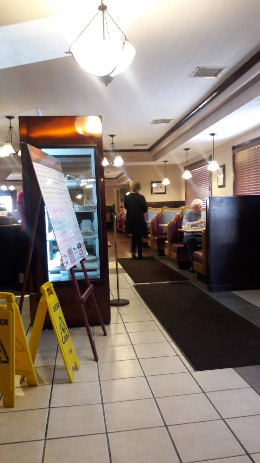 Red Apple Family Restaurant | restaurant | 2625 N Center St, Maryville, IL 62062, USA | 6183458767 OR +1 618-345-8767