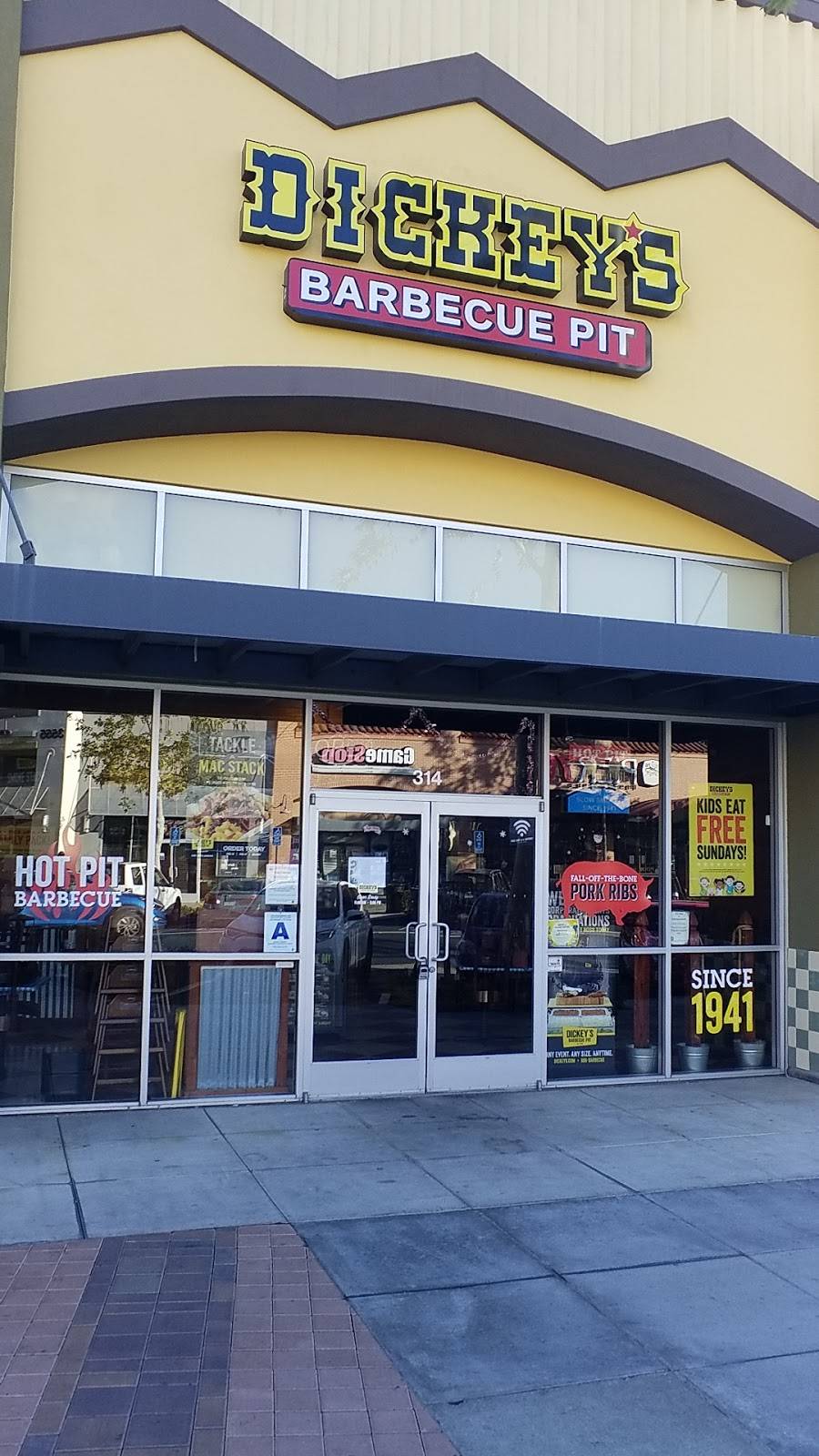 Dickeys Barbecue Pit | restaurant | 3540 Riverside Plaza Dr, Riverside, CA 92506, USA | 9516839700 OR +1 951-683-9700