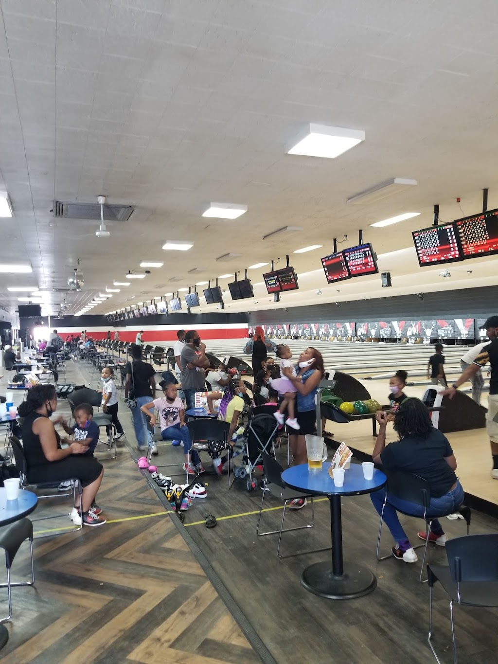 AMF Marlow Heights Lanes | restaurant | 4717 St Barnabas Rd, Temple Hills, MD 20748, USA | 3014232222 OR +1 301-423-2222
