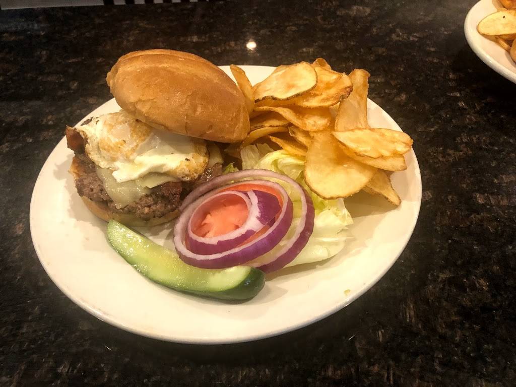 Crossroads Pub | restaurant | 63 Columbian St, Braintree, MA 02184, USA | 7816649600 OR +1 781-664-9600