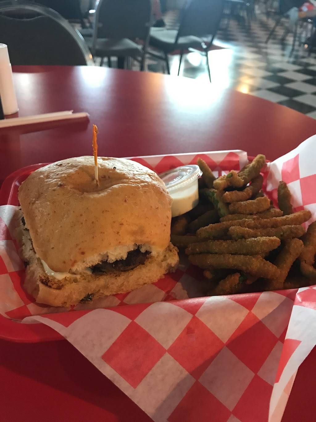 Burger Town | restaurant | 6223 W Roundbunch Rd, Orange, TX 77630, USA | 4097358840 OR +1 409-735-8840