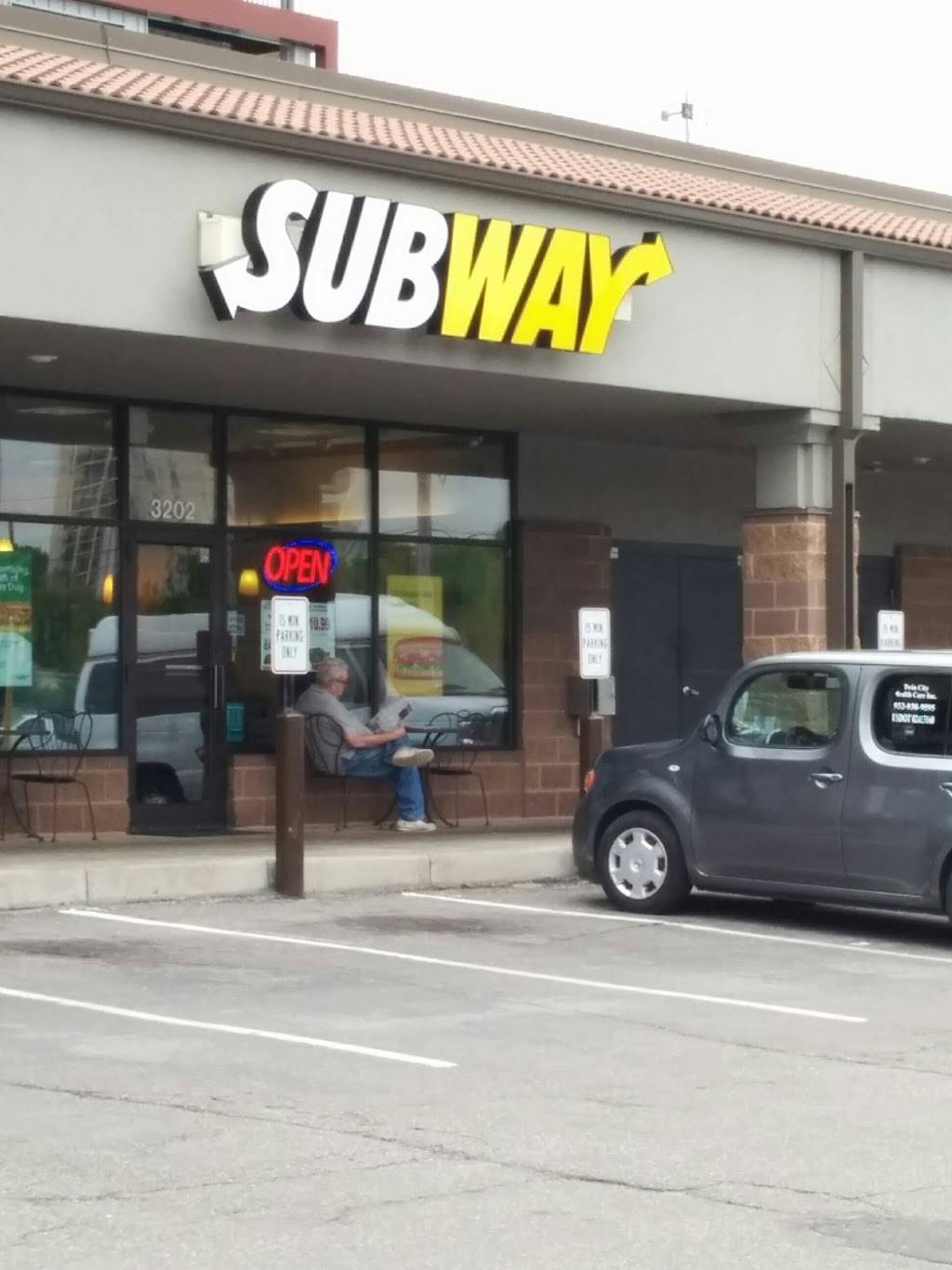 Subway | restaurant | 3202 W Lake St, Minneapolis, MN 55416, USA | 6129297827 OR +1 612-929-7827