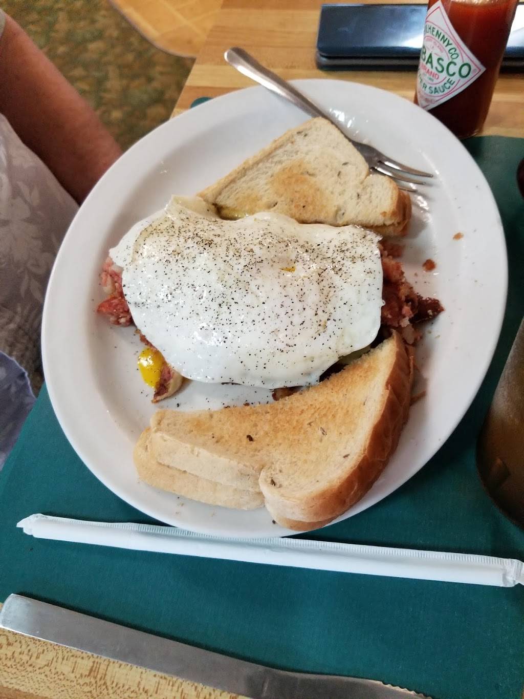 Sterks Restaurant | restaurant | 63 Hyde St, Wakeman, OH 44889, USA | 4408392025 OR +1 440-839-2025