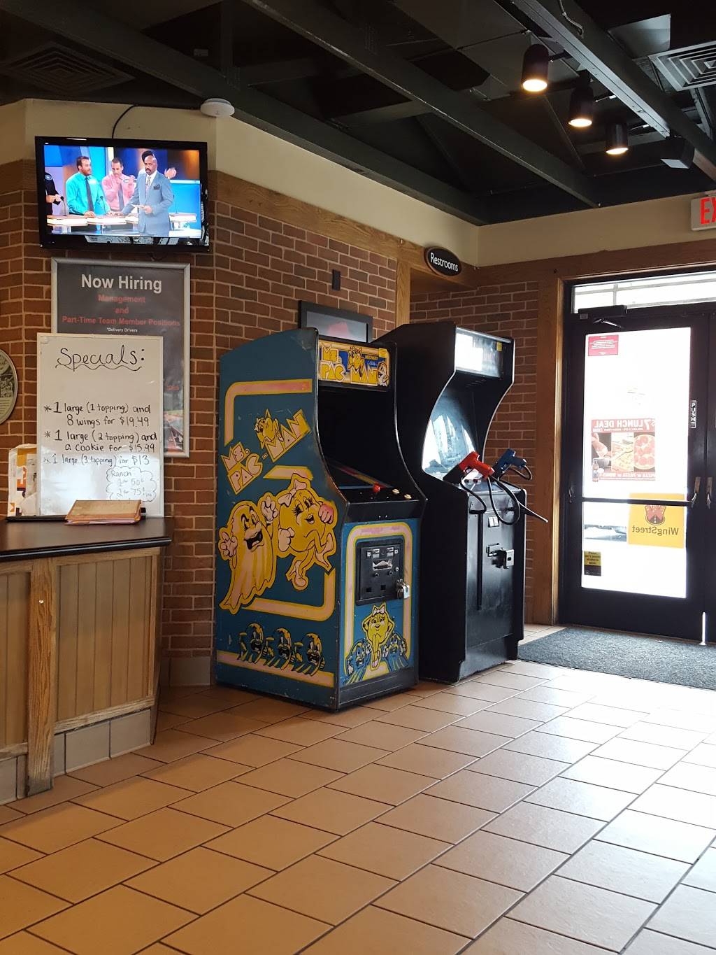 Pizza Hut | meal takeaway | 393 W Olive Ave, Porterville, CA 93257, USA | 5597813811 OR +1 559-781-3811