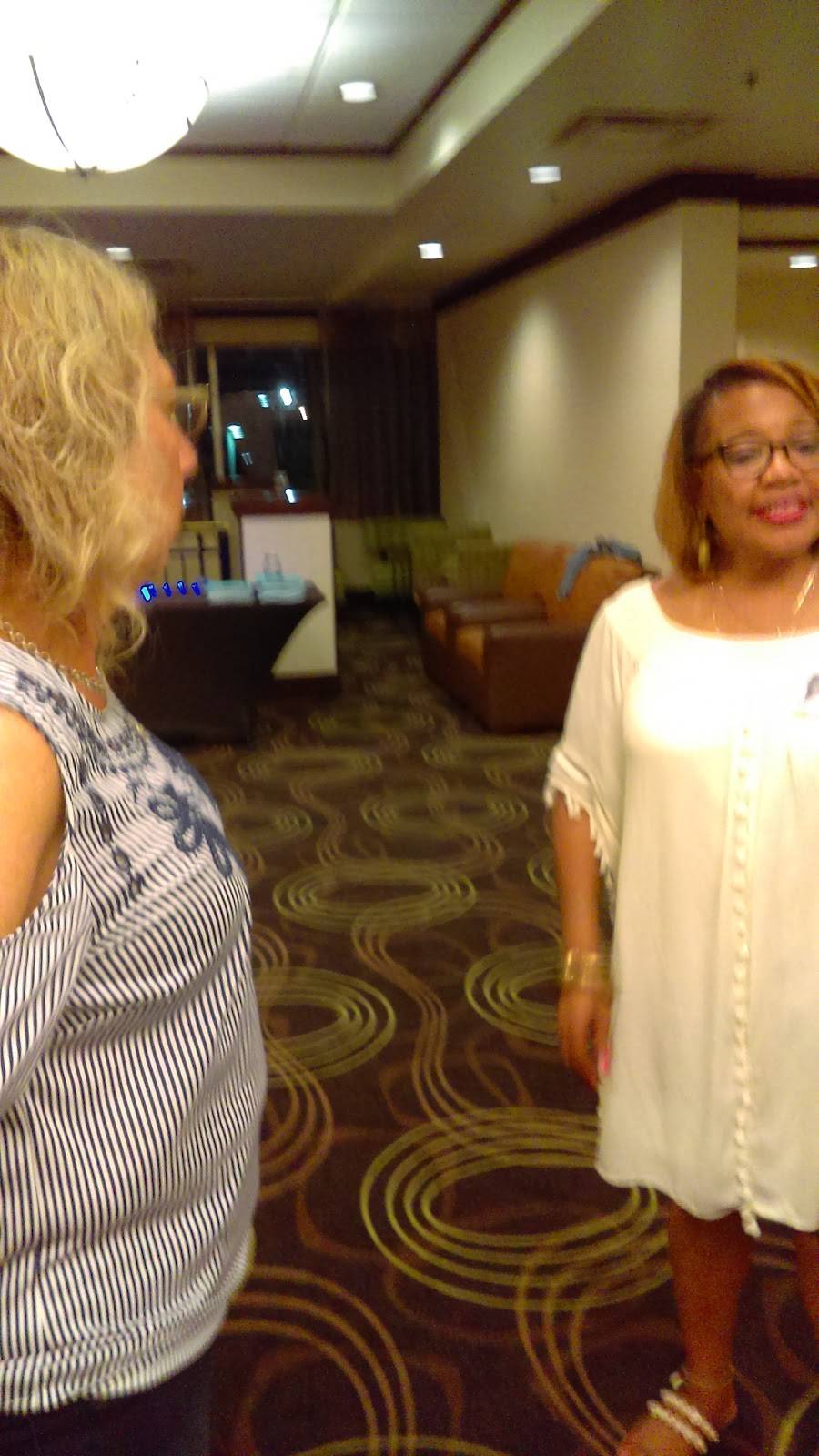 The Hub | restaurant | 36 Valley Rd, Clark, NJ 07066, USA | 7325740100 OR +1 732-574-0100