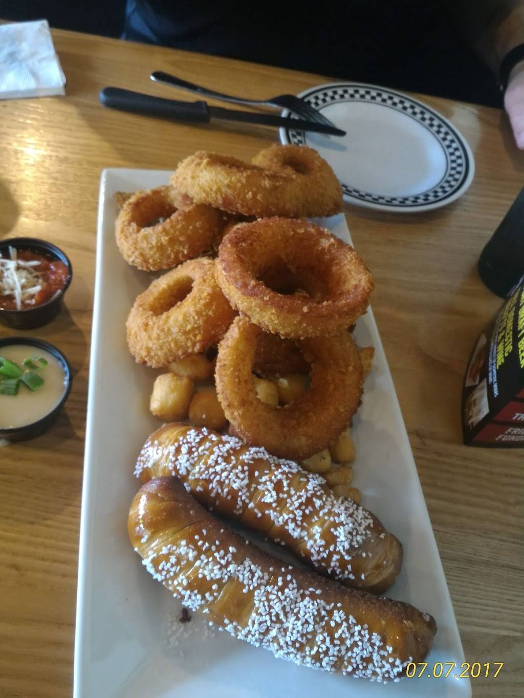 Quaker Steak & Lube | restaurant | 2191 Millennium Blvd, Cortland, OH 44410, USA | 3303729464 OR +1 330-372-9464