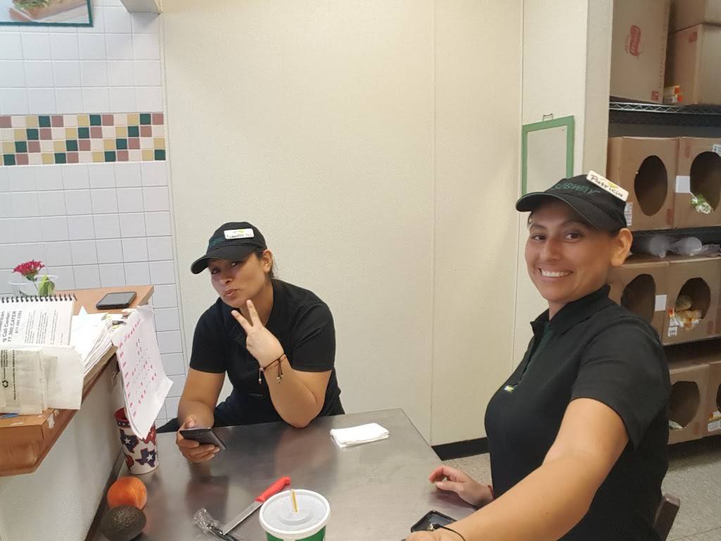 Subway | restaurant | 1901 Taylor St, Houston, TX 77007, USA | 7138610636 OR +1 713-861-0636