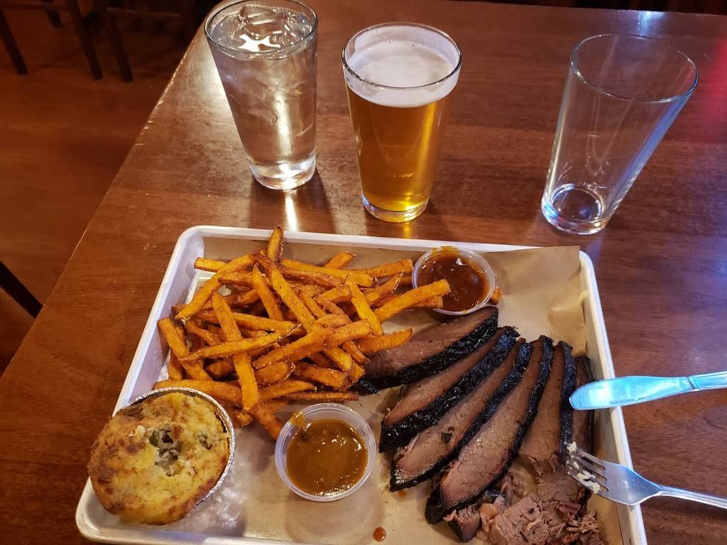 Black Dog Smoke & Ale House | restaurant | 201 N Broadway Ave, Urbana, IL 61801, USA | 2173449342 OR +1 217-344-9342