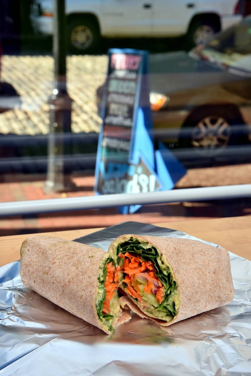 Maine Squeeze Juice Cafe | restaurant | 5 1/2 Moulton St, Portland, ME 04101, USA | 2077737374 OR +1 207-773-7374