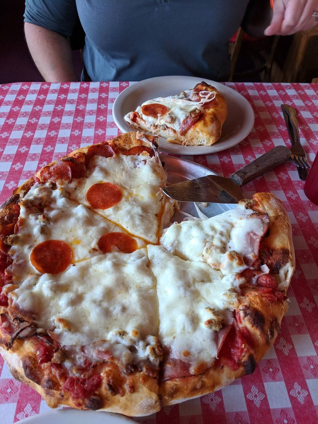 Filippis Pizza Grotto Poway | restaurant | 13000 Oak Knoll Dr, Poway, CA 92064, USA | 8587481800 OR +1 858-748-1800