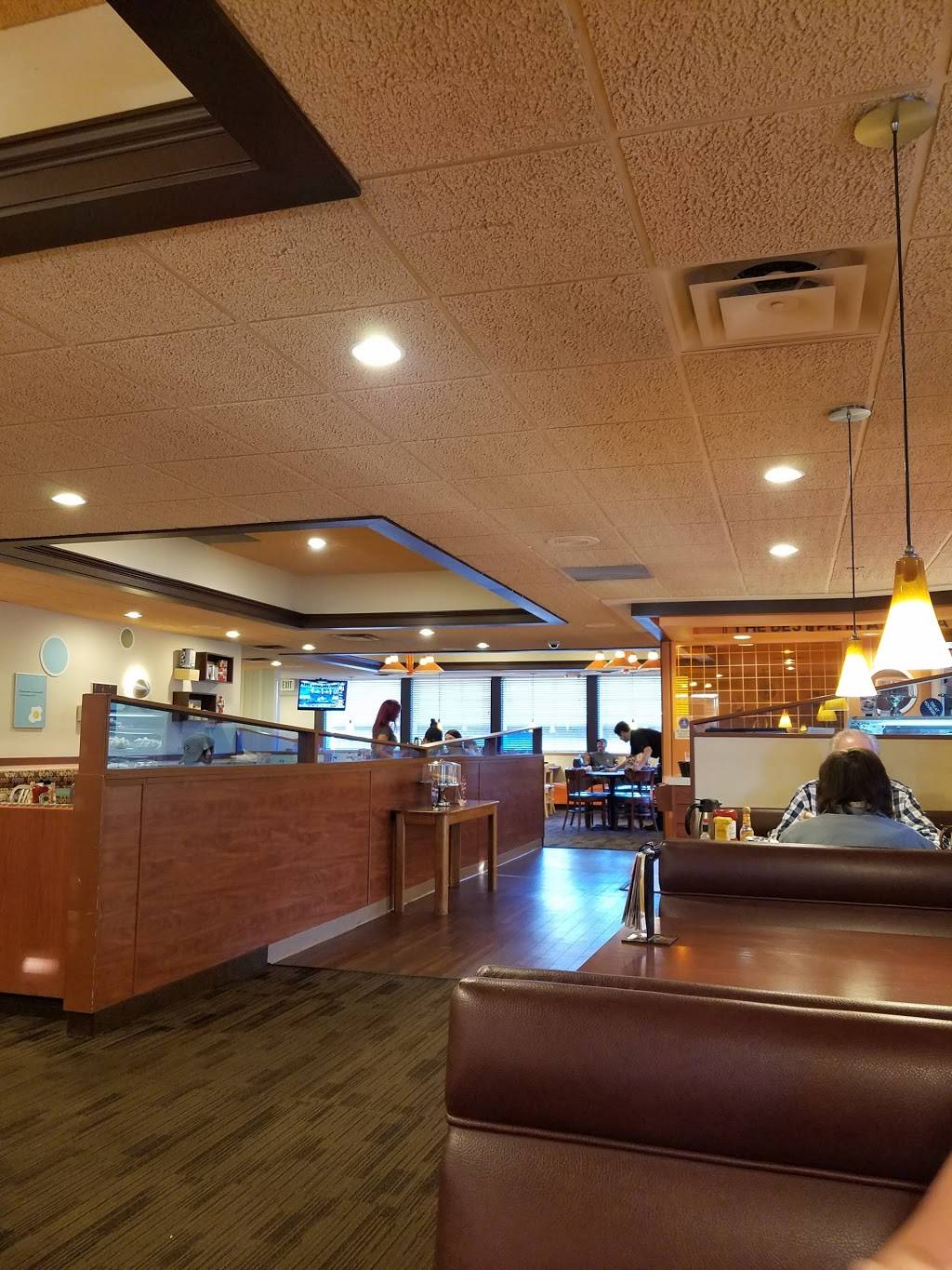 Village Inn | bakery | 7381 W Alameda Ave, Lakewood, CO 80226, USA | 3032327682 OR +1 303-232-7682