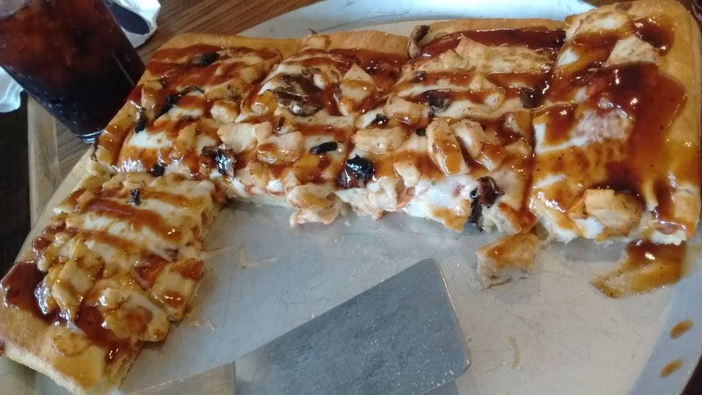 Pizza Hut | meal takeaway | 2400 N 6th St, Beatrice, NE 68310, USA | 4022283317 OR +1 402-228-3317