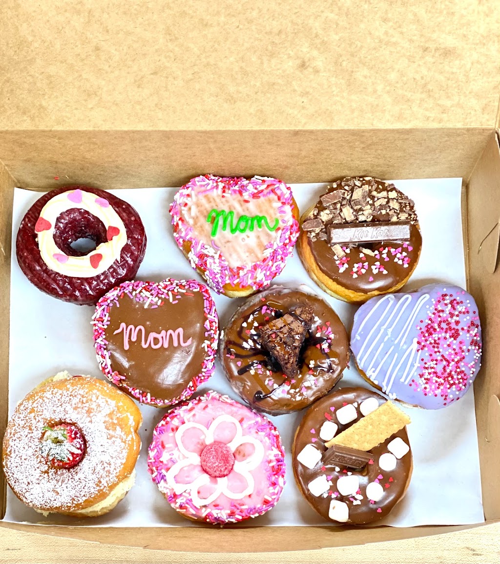 Donut King | bakery | 411 Middle St, Weymouth, MA 02189, USA | 7813350524 OR +1 781-335-0524