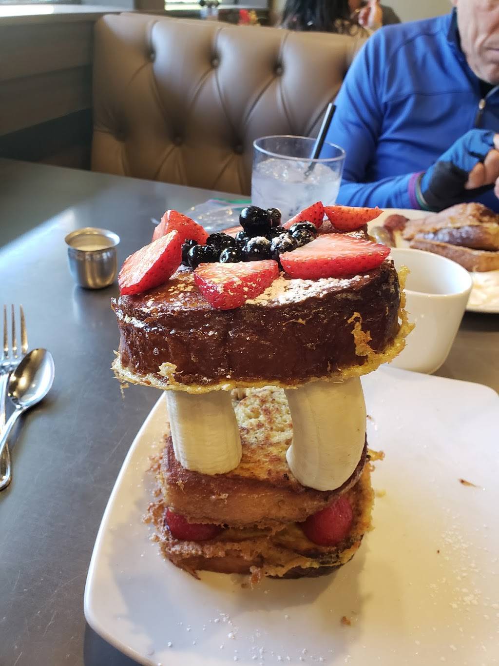 Lovis Delicatessen | bakery | 24005 Calabasas Rd, Calabasas, CA 91302, USA | 8182238777 OR +1 818-223-8777