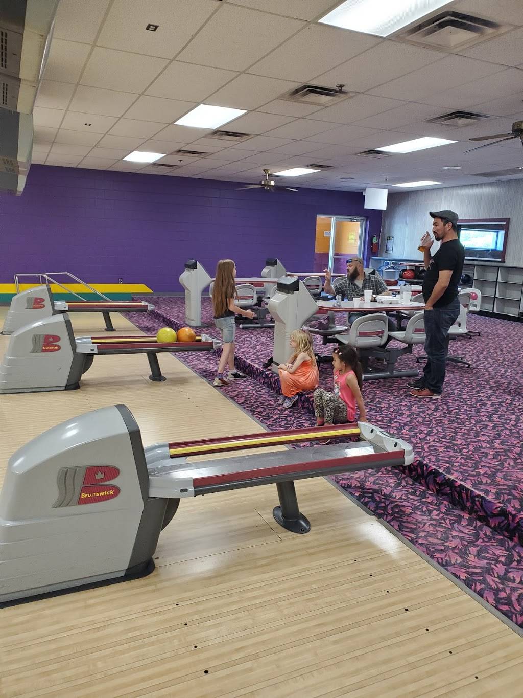 Strikers Entertainment | restaurant | 30971 Armada Ridge Rd, Richmond, MI 48062, USA | 5867279292 OR +1 586-727-9292