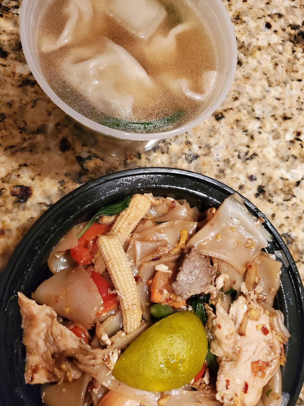 Cozy Noodles n Rice | restaurant | 3456 N Sheffield Ave, Chicago, IL 60657, USA | 7733270100 OR +1 773-327-0100