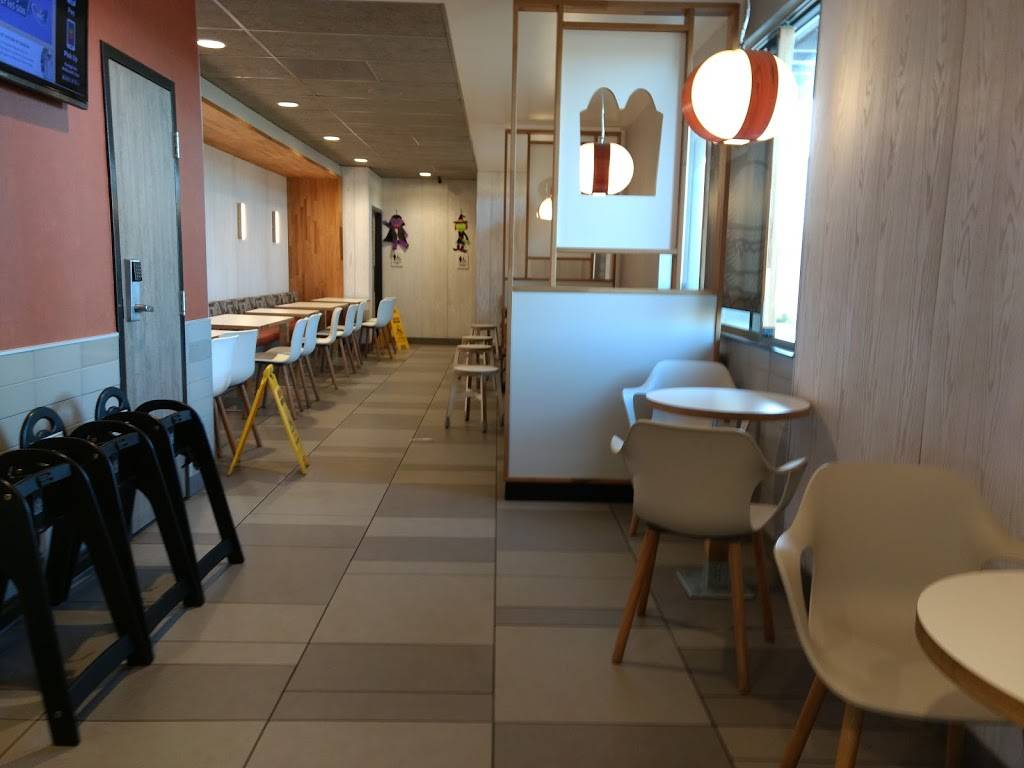 McDonalds | cafe | 995 Park St, Castle Rock, CO 80104, USA | 3036885880 OR +1 303-688-5880
