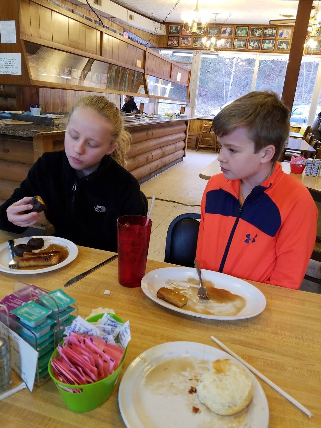 Rainbow Family Restaurant | restaurant | 1726 Jacksboro Pike, LaFollette, TN 37766, USA | 4235629237 OR +1 423-562-9237