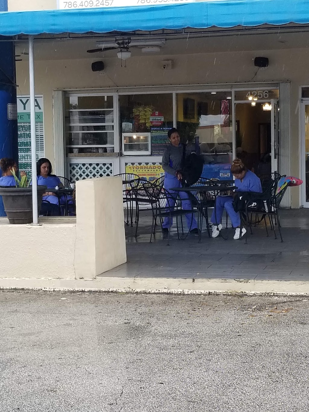 Yuly Restaurante Cafeteria | restaurant | 4256 W 12th Ave, Hialeah, FL 33012, USA | 7864092457 OR +1 786-409-2457