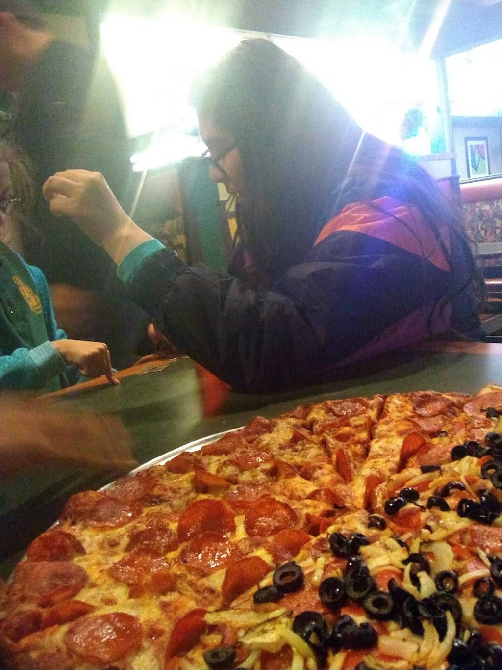 Round Table Pizza | meal delivery | 1212 17th St, Santa Ana, CA 92701, USA | 7145426111 OR +1 714-542-6111