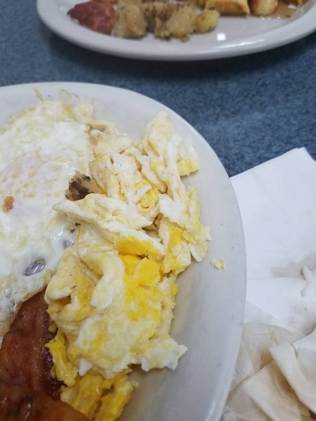 Liberty Lunch | restaurant | 732 Central Ave, Pawtucket, RI 02861, USA | 4017258396 OR +1 401-725-8396