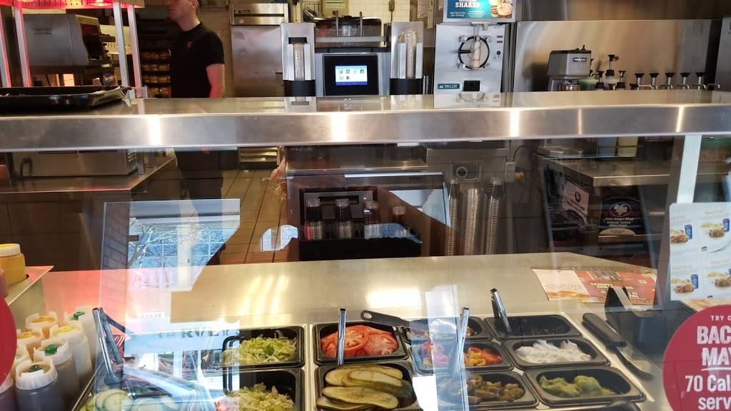 Harveys | restaurant | 1791 Avenue Rd, North York, ON M5M 3Z3, Canada | 4162562965 OR +1 416-256-2965