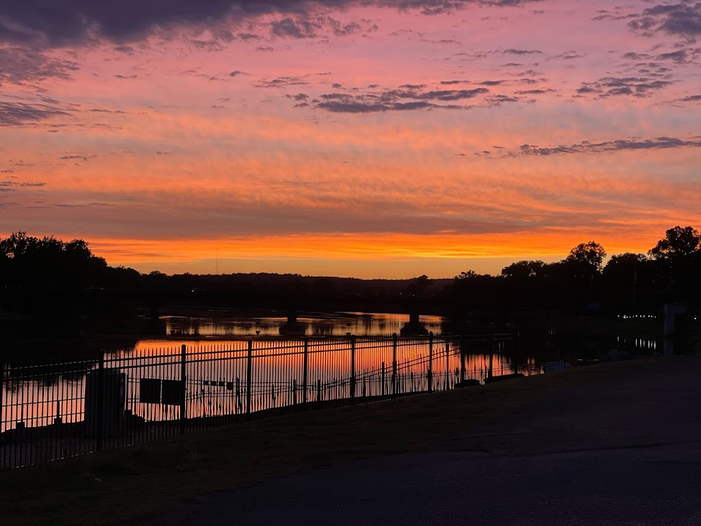 The River Waterfront Steak & Grill | restaurant | 50 Riverbank Rd, Batesville, AR 72501, USA | 8707937000 OR +1 870-793-7000