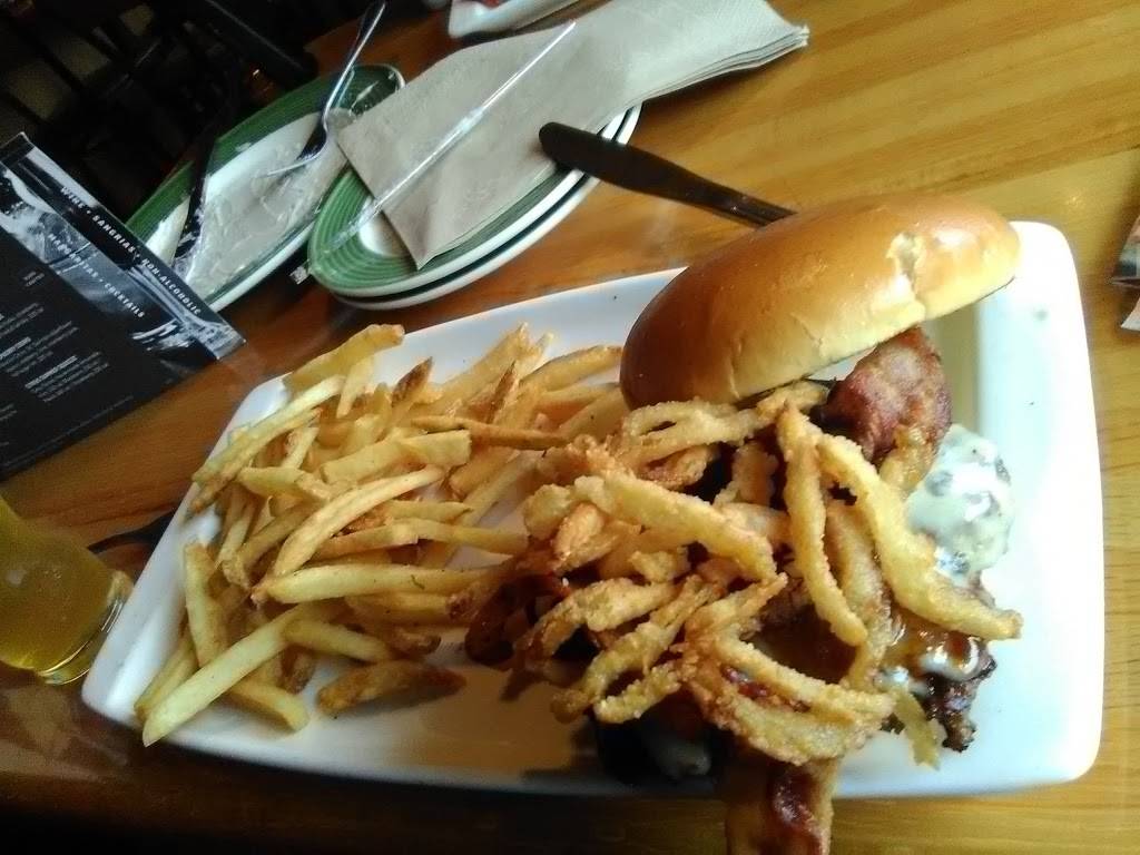 Applebees Grill + Bar | restaurant | 320 MacDade Boulevard, Folsom, PA 19033, USA | 6104617573 OR +1 610-461-7573