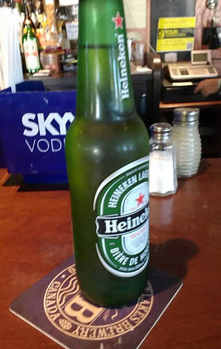 Queenstons Grill N Pub | restaurant | 216 Queenston St, St. Catharines, ON L2P 2W8, Canada | 9056828841 OR +1 905-682-8841