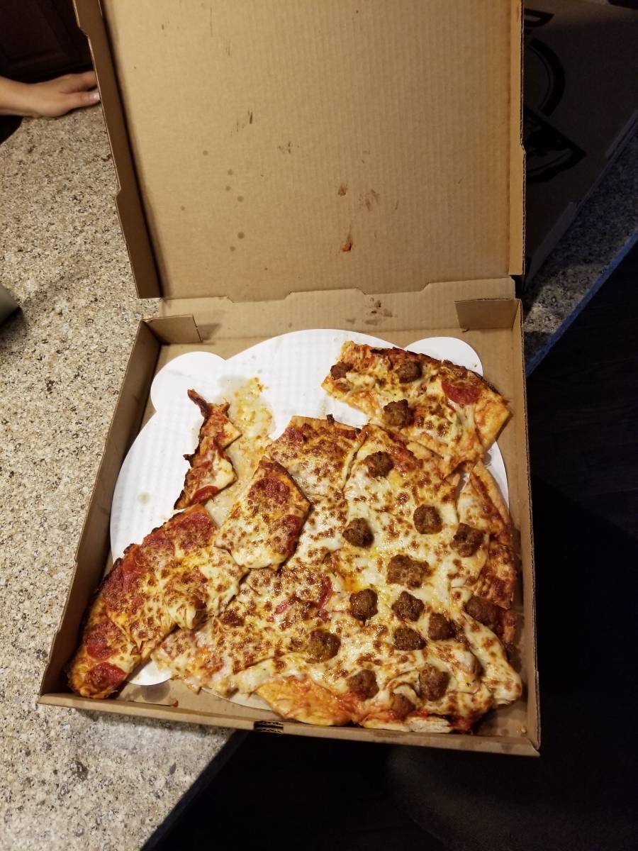 Pizza World | restaurant | 651 Carlyle Ave # A, Belleville, IL 62221, USA | 6182771111 OR +1 618-277-1111