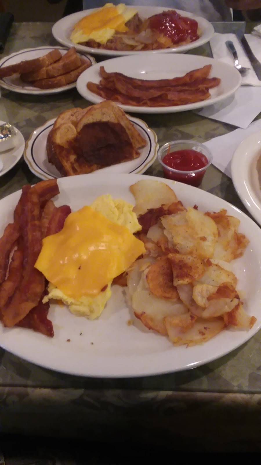 Beyeslys Restaurant & Gift | restaurant | 533 N Main St, North Canton, OH 44720, USA | 3304944861 OR +1 330-494-4861