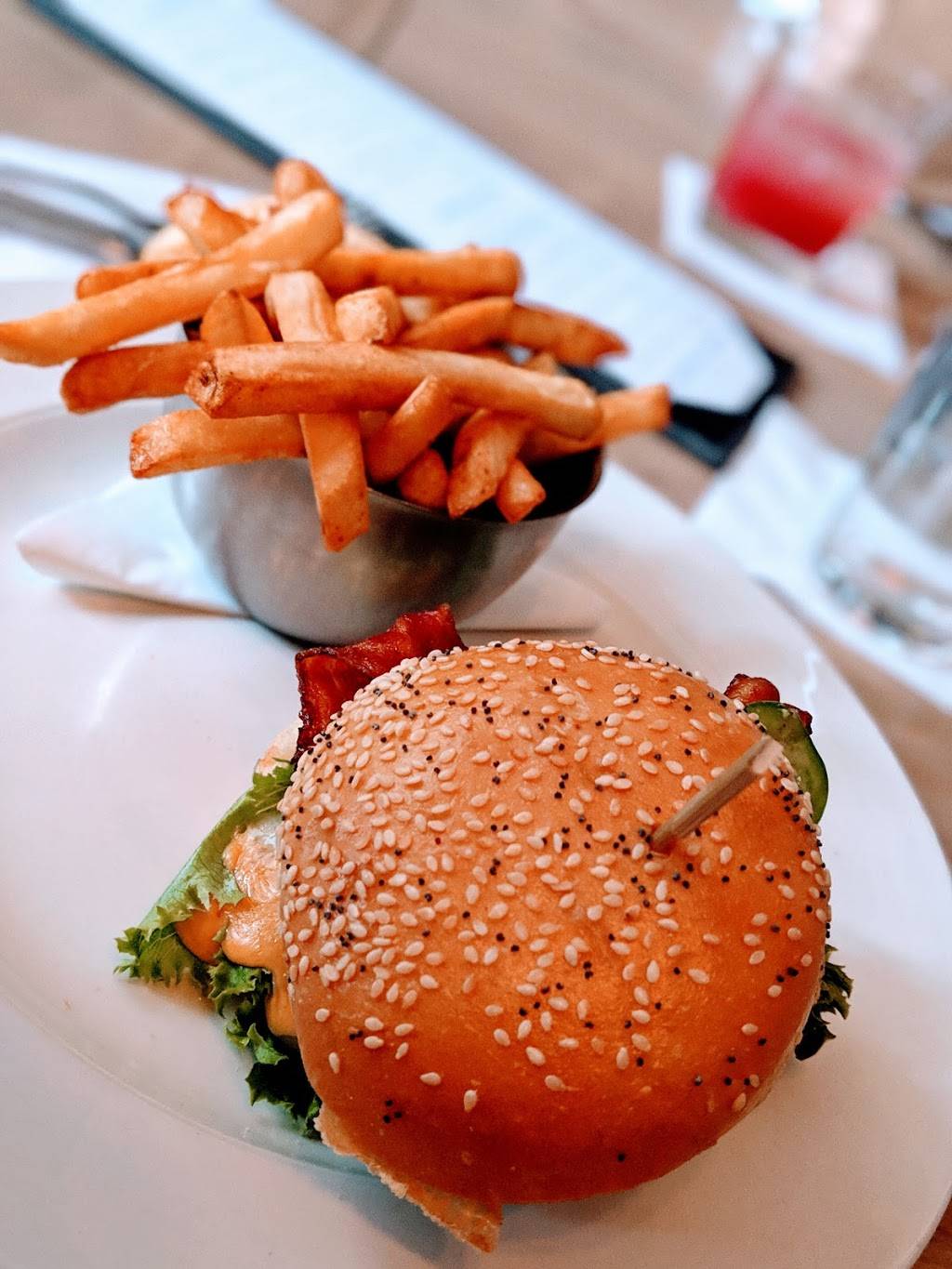 Turtle Jacks Etobicoke | restaurant | 925 Dixon Rd, Etobicoke, ON M9W 1J8, Canada | 4166743031 OR +1 416-674-3031