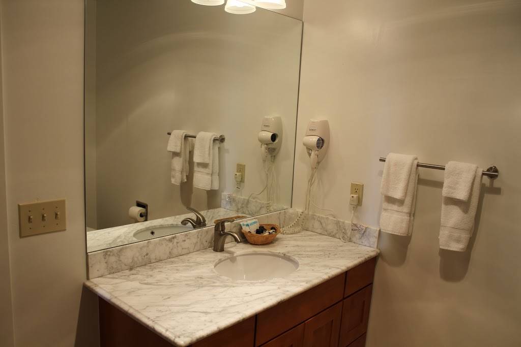 Lopez Islander Resort and Marina | night club | 2864 Fisherman Bay Rd, Lopez Island, WA 98261, USA | 3604682233 OR +1 360-468-2233