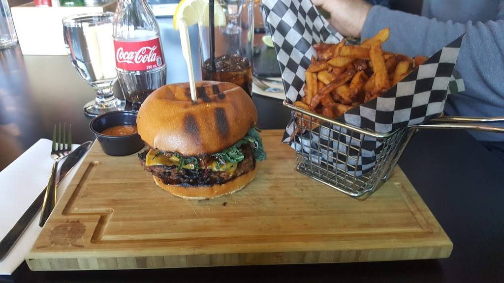 Bistro La Chambre | restaurant | 50 Boulevard Industriel, Repentigny, QC J6A 4X6, Canada | 4508241424 OR +1 450-824-1424