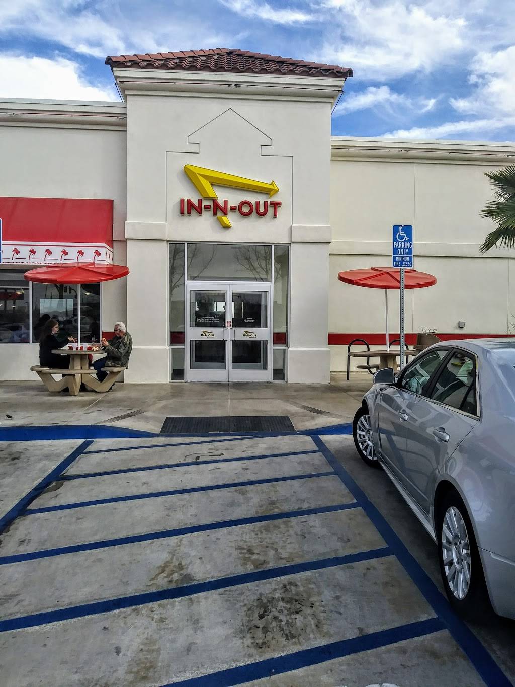 In-N-Out Burger | restaurant | 17069 Bear Valley Rd, Hesperia, CA 92345, USA | 8007861000 OR +1 800-786-1000