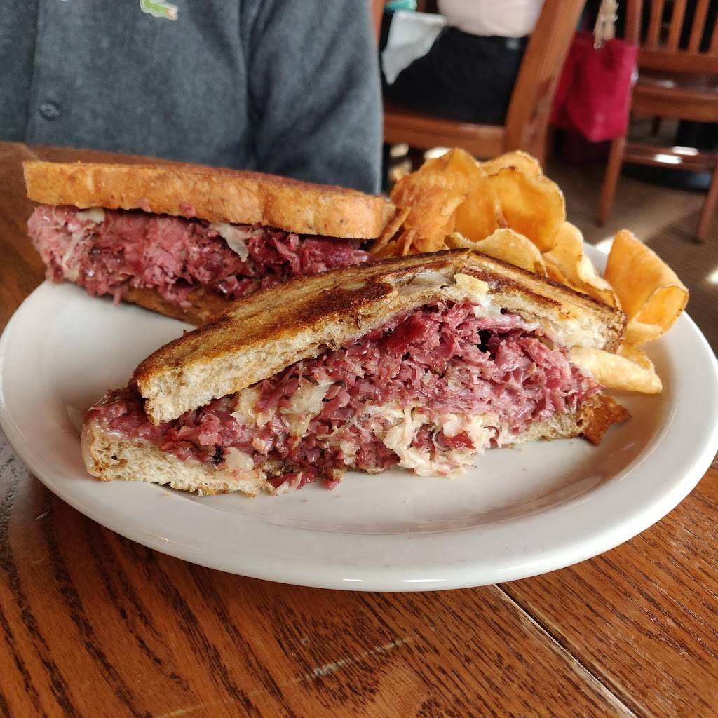 Johnnys Bar & Grille | restaurant | 23 College St, South Hadley, MA 01075, USA | 4135348222 OR +1 413-534-8222