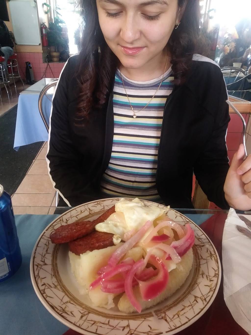 Tu Pais Restaurant | restaurant | 618 Broadway, Newark, NJ 07104, USA | 9733508655 OR +1 973-350-8655