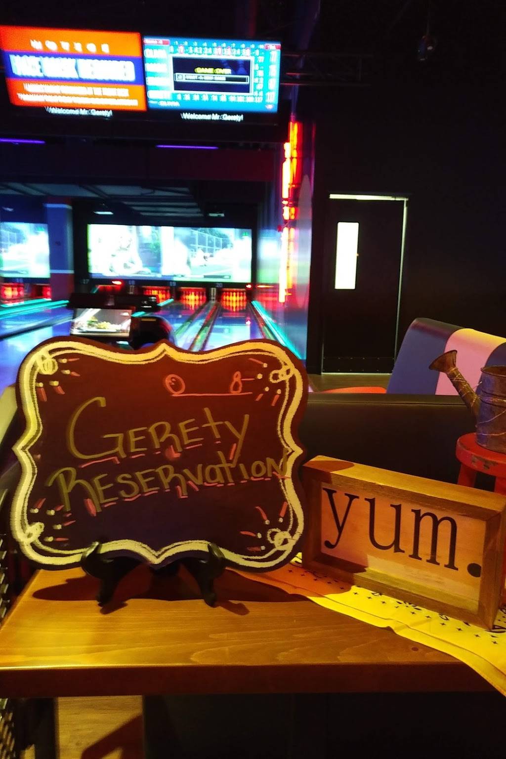 Bowlero Arlington | restaurant | 320 South 23rd St S, Arlington, VA 22202, USA | 7034186187 OR +1 703-418-6187