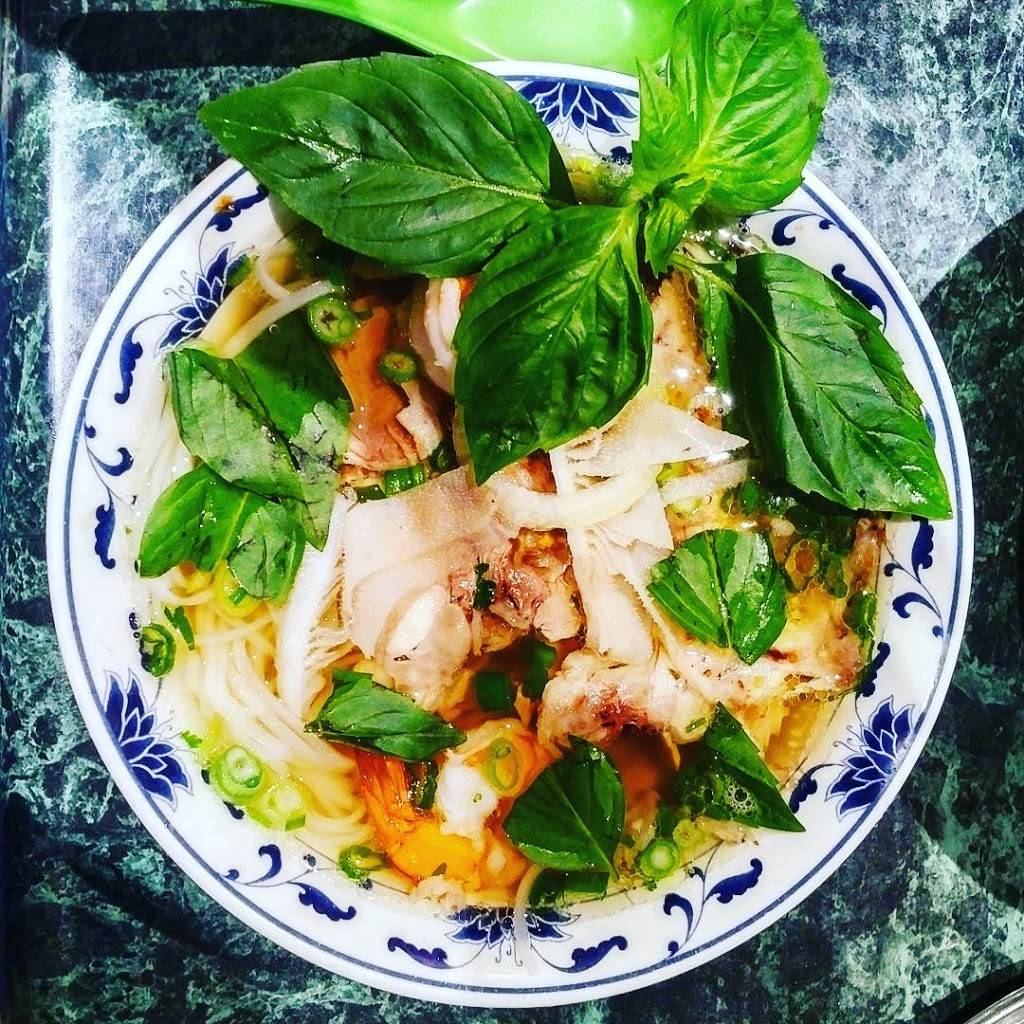 Restaurant Nguyen Phi | restaurant | 6260 Chemin de la Côte-des-Neiges, Montréal, QC H3S 2A3, Canada | 5143441863 OR +1 514-344-1863