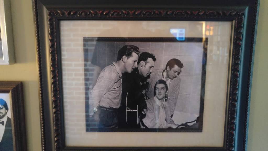 Swampers | restaurant | 800 S Cox Creek Pkwy, Florence, AL 35630, USA | 2562463662 OR +1 256-246-3662