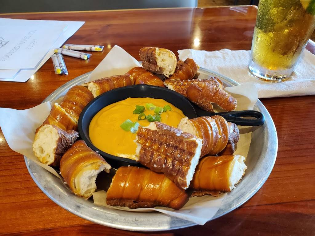 Hooters | meal takeaway | 5005 Central Avenue Pike, Knoxville, TN 37912, USA | 8656888066 OR +1 865-688-8066