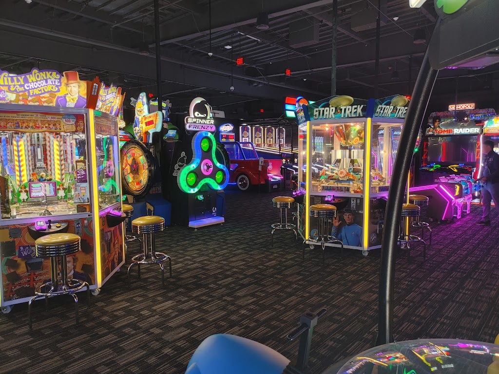Dave & Busters Bakersfield | restaurant | 1914 Wible Rd, Bakersfield, CA 93304, USA | 6612829800 OR +1 661-282-9800