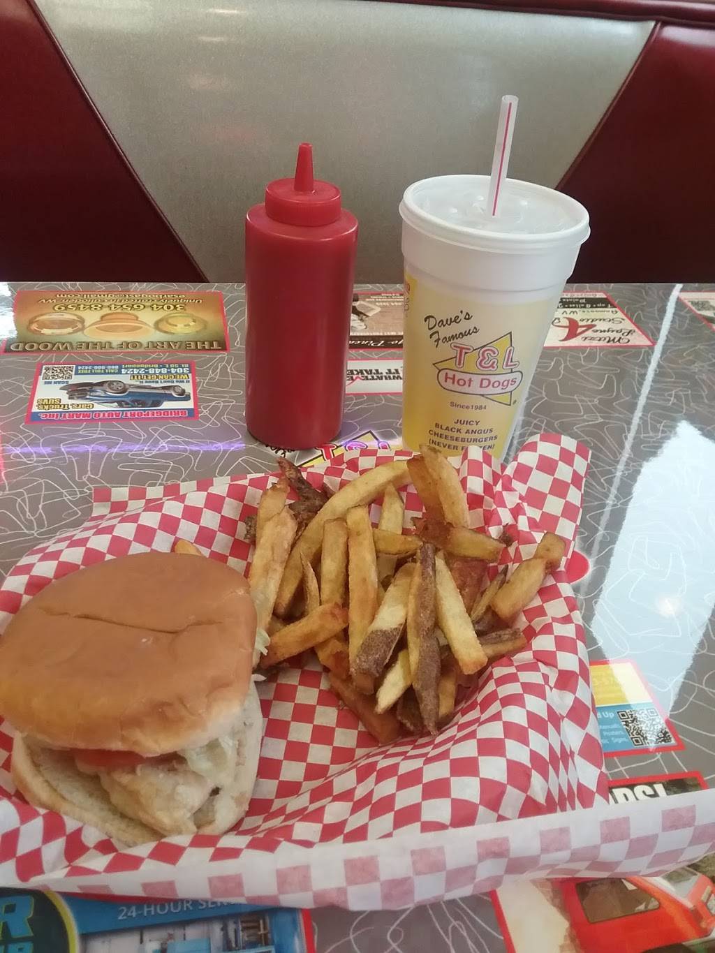 Daves Famous T & L Hot Dogs | restaurant | 1202 E Pike St, Clarksburg, WV 26301, USA | 3046223994 OR +1 304-622-3994